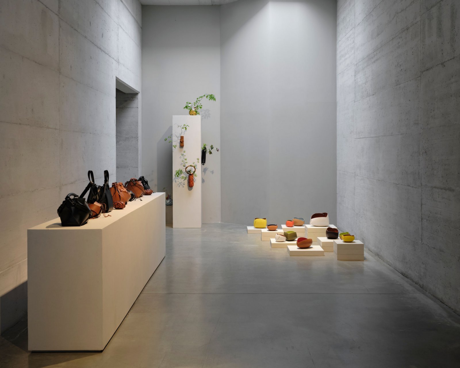 ミラノデザインウィークで話題をさらった、24のランプが彩るロエベの